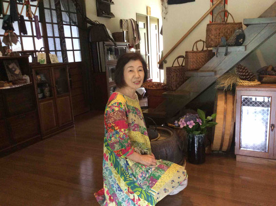 奥様の裕子さん。階段に並ぶつる細工の籠はご主人がこの地に来て弟子入りして作り始めた工芸品。