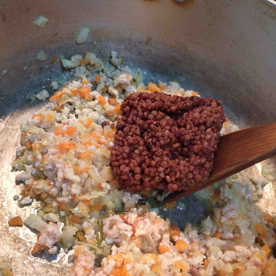 高きびは、あらかじめ炊いて加えます。プチプチモチッとした食感。見た目は挽肉のよう。カレーの水分を吸ってくれるので具を包みやすくなるそうです。