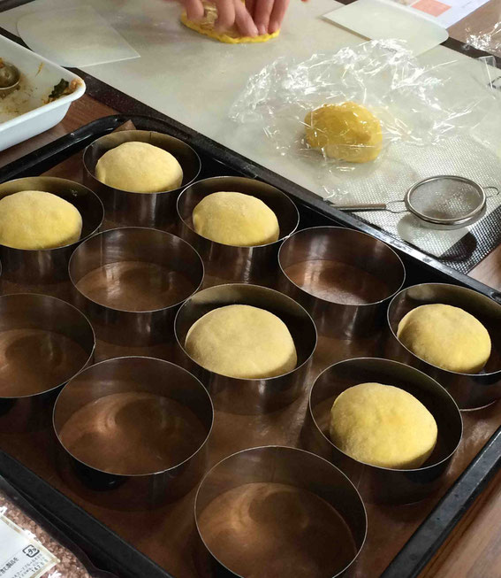 具を包んだらセルクルに入れて。上に天板をのせてオーブンに。