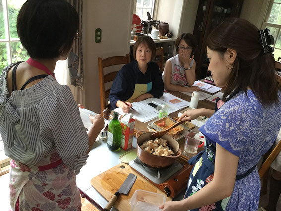 調理デモンストレーション中