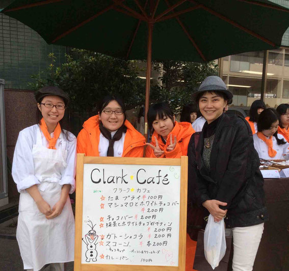 3年生(左)が1年生に引き継ぎ、新たな乾物ドライカレーパンが登場!