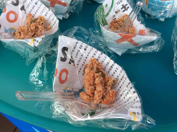 主催のNPOプラスアーツさんからご提供いただいた紙の食器。ラップをかぶせることで再利用できます。試食はクスクス、トマトジュース、納豆昆布を混ぜて30分おいたもの。炎天下の「もしも」にも対応できる料理です