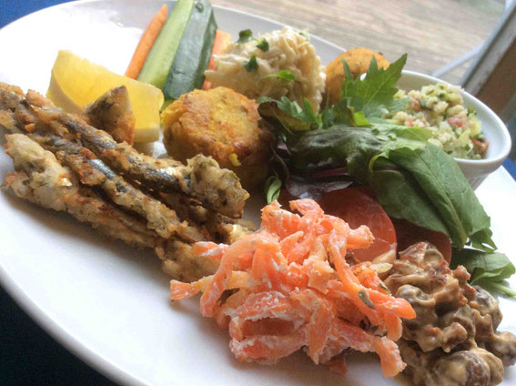 乾物メインの料理でワンプレート。煮干しのフリットはミラノでも大人気でした