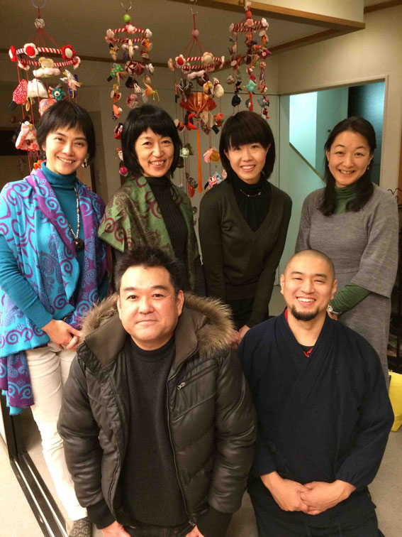 ご協力いただいた青江覚峰さん、原鋭次郎さん、小野塚順子さん(右端)、鈴木なお子さん(後列右から2番目) with DRYandPEACE