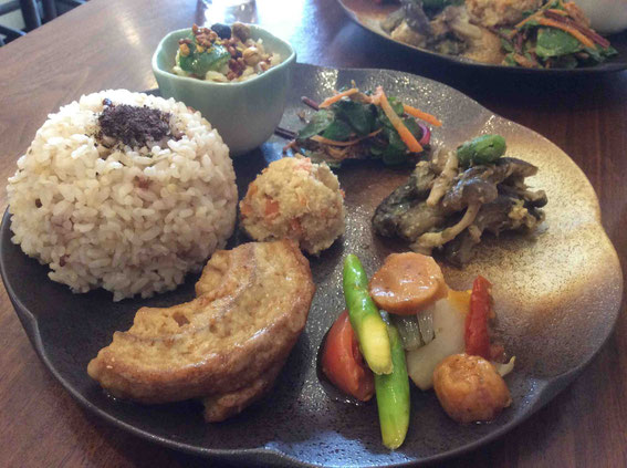 こちらがランチのベジプレート。どれもほんとうにおいしく、食感が楽しいです。汁物とドリンクがついて1000円は大満足。