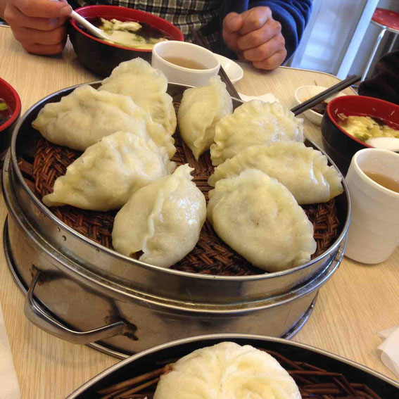 蒸し餃子、大きい!