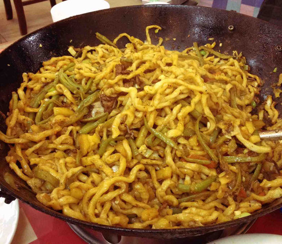 噂の焖面。いんげんとじゃがいもが入るのはお約束。手打ち麺をつゆダクの煮物の上に載せるようにして蓋をして蒸してゆっくり火を通す、らしい。
