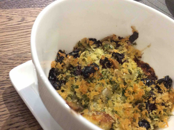 ヨーグルトでもどした煮干をレーズン、ナッツ、パン粉、オリーブオイル、にんにくを混ぜたものとともにオーブンで