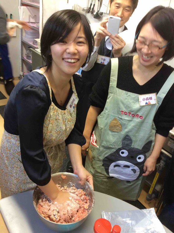 1kgのお肉にヨーグルトで戻した煎り大豆をたっぷり入れてハンバーグづくり。味付けは、オイスターソース!
