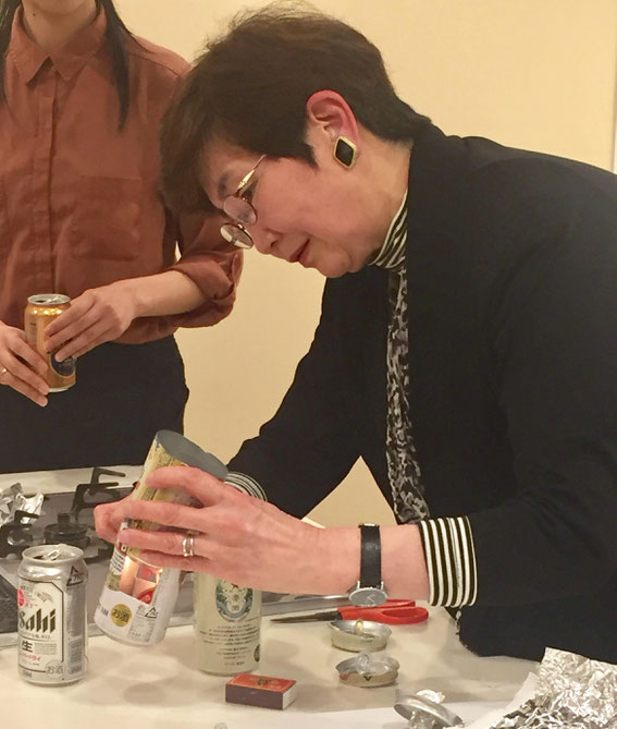 実際にその場でアルミ缶調理を実演していただきました