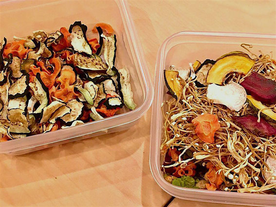 自家製の野菜の乾物を組み合わせて保存。味噌汁やスープ、カレーの具になど包丁いらずでクッキング