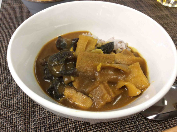 具は乾物のみ。水ではなく干し大根の戻し汁を使って煮ます