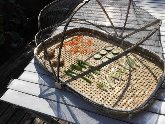 すぐに使わない分は切ってざるや網の上に並べれば、自宅で簡単に干し野菜が作れます