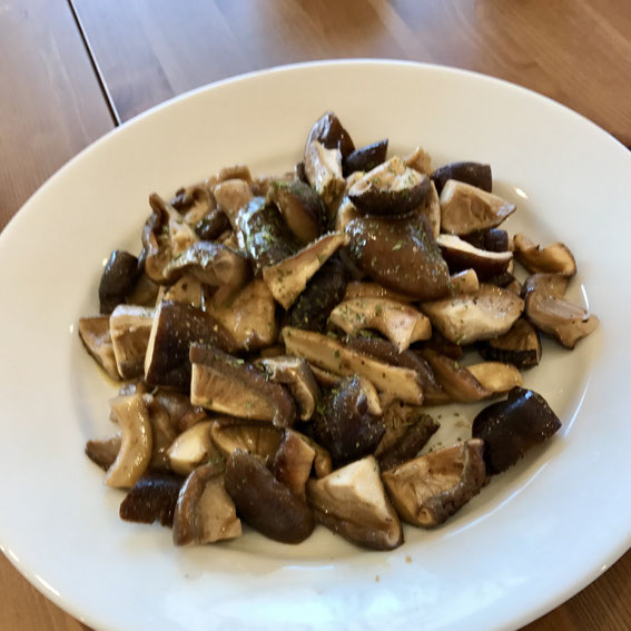 干し椎茸と生椎茸の合わせ技。食感と旨味の違いを楽しんで
