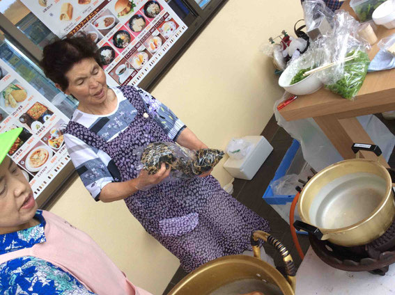 地元のお母さんたちがお鍋を用意して準備中。