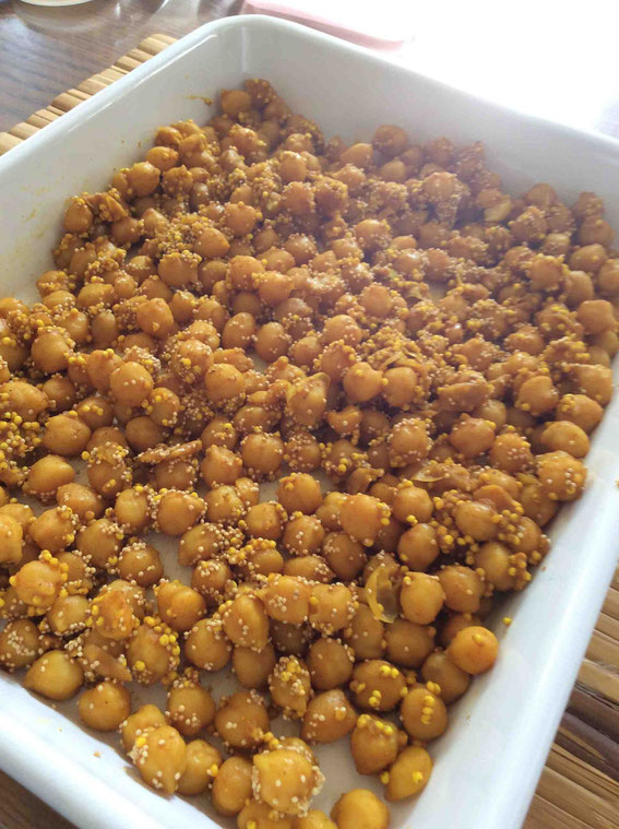 パワースコーンの中身は、茹でたヒヨコ豆、モチキビ、アマランサス。粒の大きい方がモチキビ、小さいものがアマランサス。