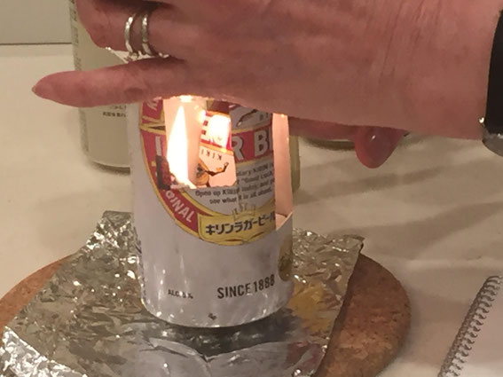 アルミ缶をハサミで切って蝋燭をセット。30分もすればご飯も炊ける実演。