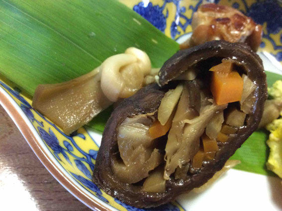 アケビの中をくり抜いて乾物にしておく。中には乾椎茸や打ち豆他野菜類。干瓢で縛る。