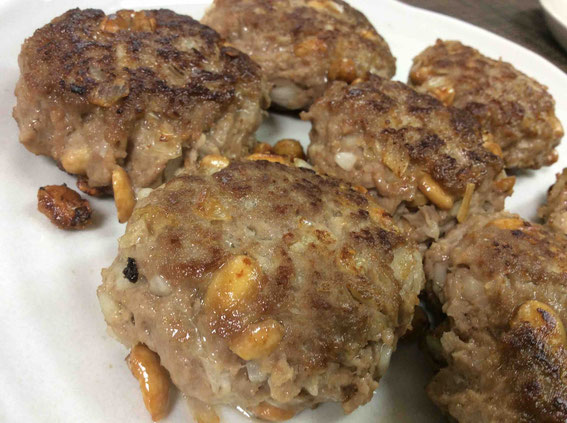 ゴロゴロ大豆入りのハンバーグは食べ応えあり。