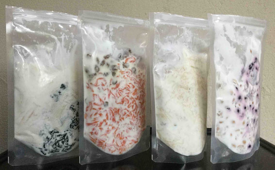 袋からスパイスを取り出したら、分量のプレーンヨーグルトを入れてもみます。自立するので冷蔵庫での保管にも便利です。