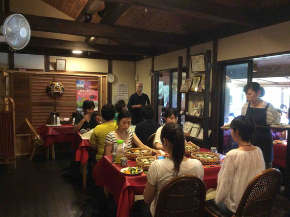自ら育てる野菜で料理もしてくれる生沼均さんのお話を伺う。