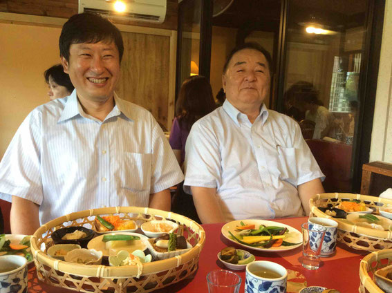 お世話になった小野口商店の小野口社長(右)と江浦さん(左)
