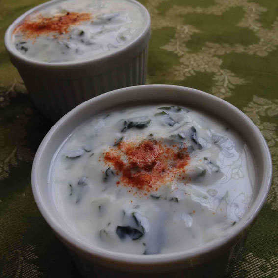 ワカメのライタ(インド風ヨーグルトサラダ)灰干し、炭干しらではの食感が嬉しい