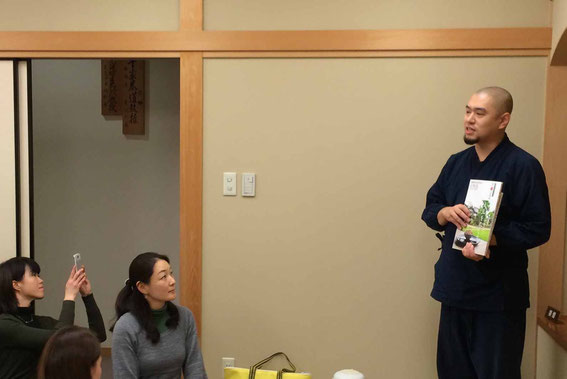 緑泉寺住職・青江覚峰氏。お寺の食事と乾物の関係についてお話いただきました。