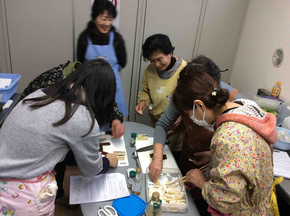 みんなで高野豆腐料理に挑戦中!