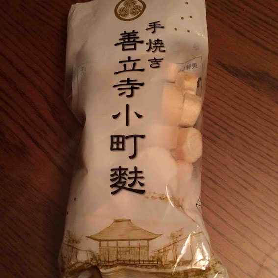 小町麩は、鍋もの、味噌汁、吸い物、煮物などに、戻さずそのまま加えることができます。パッケージの絵は善立寺。