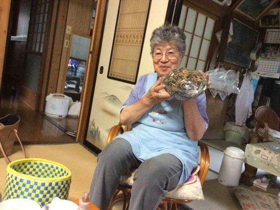 民宿平三郎の志田美子さん。自家製カタクリの乾物を手に。