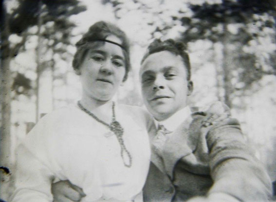 Ein 'Selfie' aus den 20er Jahren: Selbstportrait, auf Armeslänge aus der eigener Hand aufgenommen.