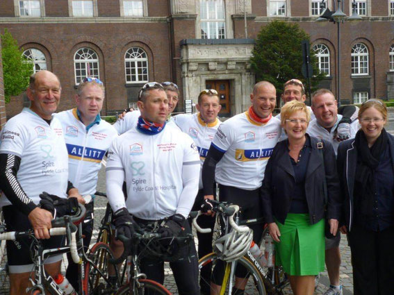 Bürgermeisterin Monika Budke (3. v. r.) begrüßt die Fahrradfahrer.