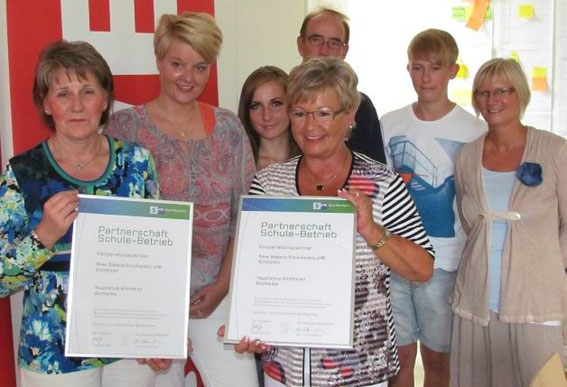Schüler ud Verantwortliche freuen sich über die neue "LernPartnerschaft".