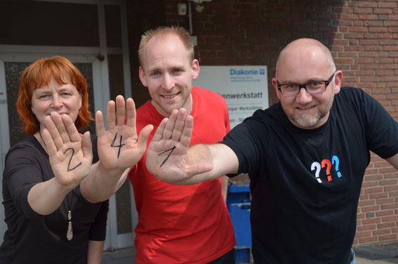 Sabine Ridderskamp, Studioleiter Björn Michalik und Diakonie-Öffentlichkeitsarbeiter Michael Horst.