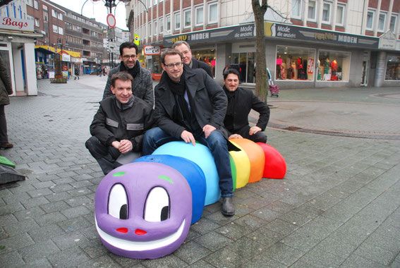 Das Kinderspielgerät "Raupe" auf dem Kirchplatz erstrahlt wieder in neuem Glanz - fast wie ein Schmetterling!