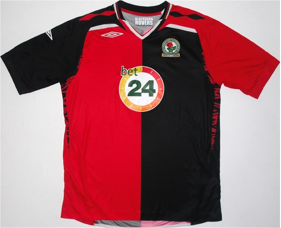 Worn when Rovers finished a respectable 7th thanks to the great strike partnership of Roque Santa Cruz and Benni McCarthy.