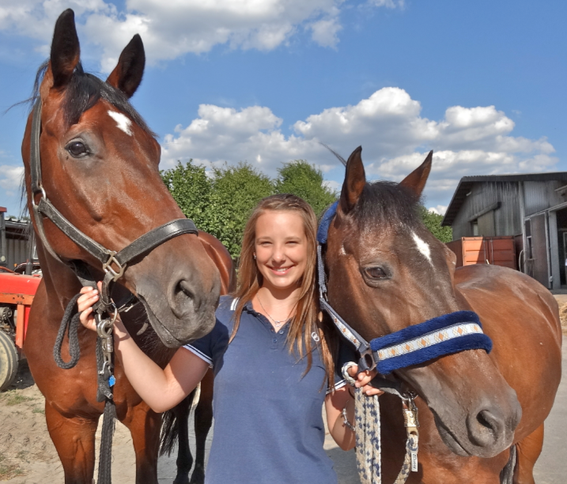 Michelle reitet Rigo (links) und Dante.