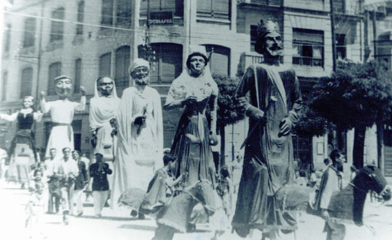 Los seis gigantes de Estella en uno de sus recorridos mañaneros. Año desconocido (cedida).