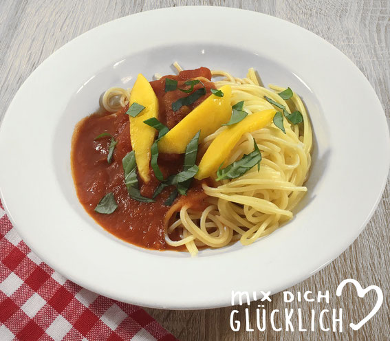 Spaghetti mit Mango-Tomatensoße vegan fruchtig mit Chili möglich