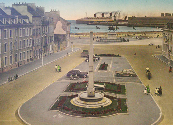 Le paquebot Queen Mary entrant dans le port de Cherbourg (vers 1954)
