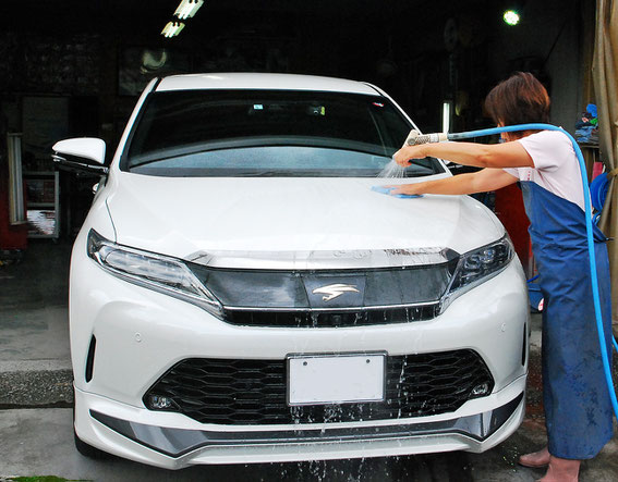 トヨタ ハリアー 右リアフェンダー リアバンパーの部分磨き ボディガラスコーティング 飯野自動車コーティング 飯野自動車コーティング 実績３１年