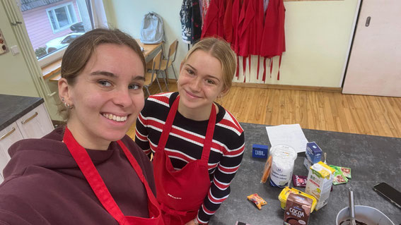 Jule Marie und Johanna starten ihre Backsession (v.l.). (Foto: Jule Marie)