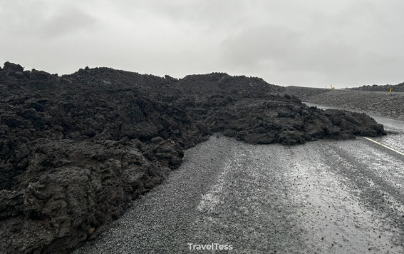 Autoweg vernietigd door lava