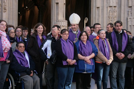 Les 10 catéchumènes du diocèse autour de Mgr Habert. En chaise roulante, Lucien, de notre paroisse