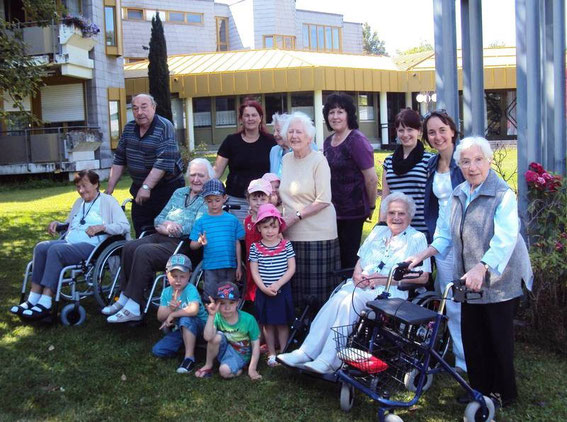 Musikalisch ging´s zu, als die Kinder von der Kita-Projektgruppe mit ihren Erzieherinnen das Heilig Geist Spital besuchten.