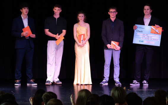 Die glücklichen Gewinner und Gewinnerin der diesjährigen Maturapreise (v.r.n.l.): Simon Gehri (1. Platz, 5.54), Jonas Lütolf und Amélie Klingenfuss (3. Platz, 5.43), Jonas Hofstetter und Yanick Florez Pai (2. Platz, 5.46). (Bild: Florian Zellweger)