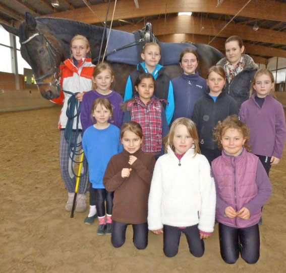 Ferienvoltigieren auf Donatello mit Jacqueline (Ausbilder), Louisa, Merle, Lisa (Ausbilder), Hannah K., Houria, Felia, Nele R., Leonie, Tessa, Hanna F., Sophia.