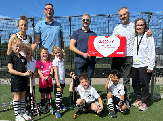 Die Jugendhockeyabteilung des DSC 99 freut sich über die Spende für neue kleine Hockey-Tore. Hinten von links nach rechts: Claudia Kräuter, Armin Majic, Nils Gräfe, Rolf Schrickel, Gabi Schöwe.