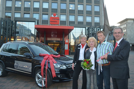 Brigitte Hopp (links) und Sparkassen-Vorstand Thomas Schmidt (rechts) überreichten Brigitte Schöppner (2. v. l.) sowie Josef Schlag (2. v. r.) einen nagelneuen VW Tiguan.